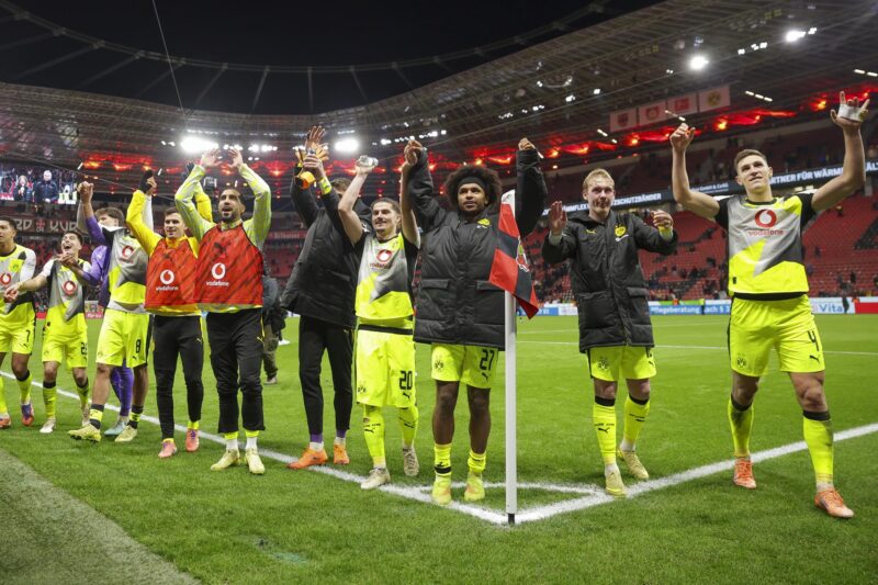 Los jugadores del Dortmund celebran la victoria tras el partido de la Bundesliga que han jugado Bayer 04 Leverkusen y Borussia Dortmund en Leverkusen, Alemania. EFE/EPA/CHRISTOPHER NEUNDORF
