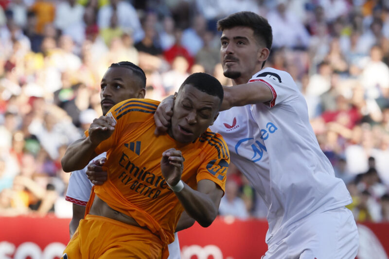 LaLiga: Partidos, marcadores y posiciones de la jornada 17 Fotografía de José Manuel Vidal, en la que puede verse en una imagen de archivo del 18 de mayo de 2025 al delantero del Real Madrid Kylian Mbappé (i) disputando un balón con el defensa del Sevilla Kike Salas (d), durante un partido. EFE