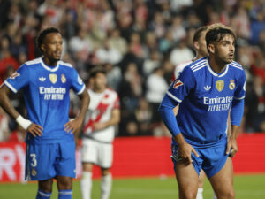 El Real Madrid Raúl Asencio (d) durante el partido de la jornada 12 de LaLiga EA Sports que Rayo Vallecano y Real Madrid disputaron en el Estadio de Vallecas, en la capital española. EFE/ Mariscal