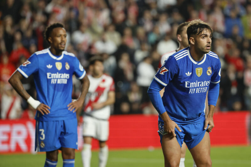 El Real Madrid Raúl Asencio (d) durante el partido de la jornada 12 de LaLiga EA Sports que Rayo Vallecano y Real Madrid disputaron en el Estadio de Vallecas, en la capital española. EFE/ Mariscal