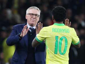 Carlo Ancelotti y Rodrygo durante el partido amistoso que han jugado Brasil y Senegal en Londres, Reino Unido.  EFE/EPA/ANDY RAIN