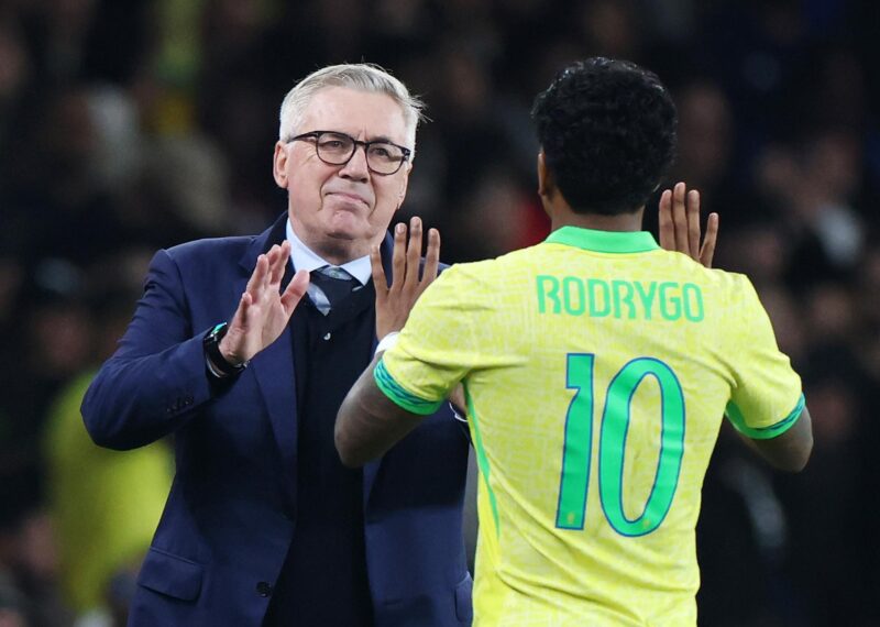 Carlo Ancelotti y Rodrygo durante el partido amistoso que han jugado Brasil y Senegal en Londres, Reino Unido.  EFE/EPA/ANDY RAIN
