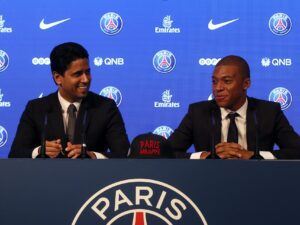 Kylian Mbappé (d) y el presidente del PSG Nasser Al-Khelaïfi en foto de archivo de Etienne Laurent EFE
