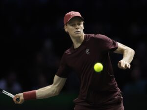 El italiano Jannik Sinner en la semifinal de París ante el alemán Alexander Zverev EFE/EPA/YOAN VALAT