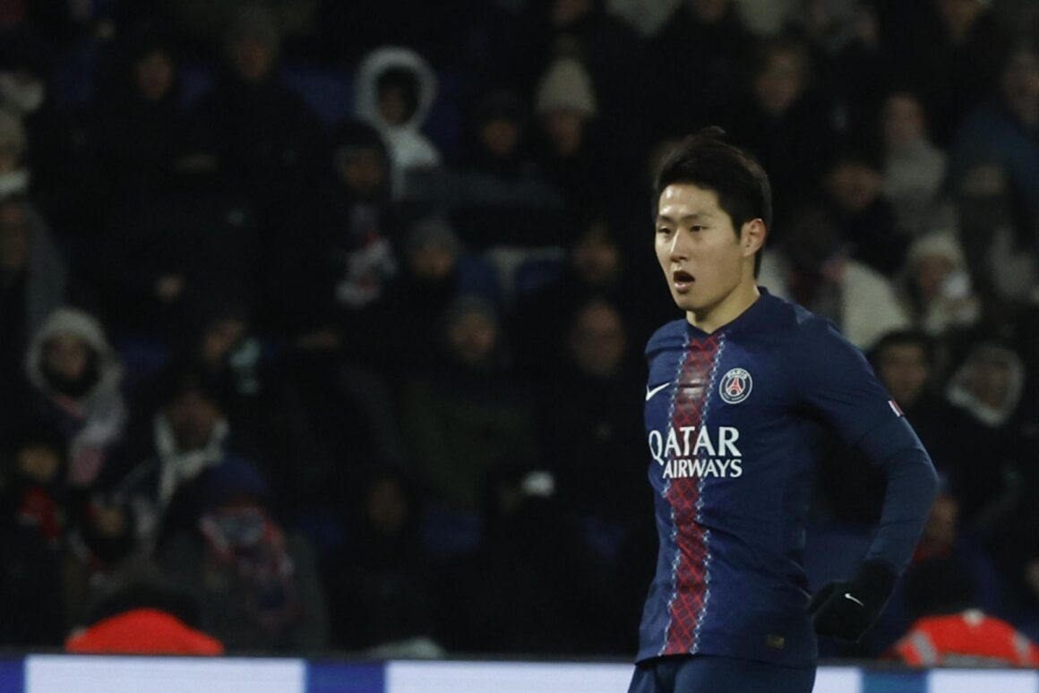 El jugador del PSG Lee Kang-In celebra el 1-0 durante el partido de la Ligue 1 que han jugado Paris Saint Germain (PSG) y Le Havre, en Parc des Princes de Paris, Francia. EFE/EPA/MOHAMMED BADRA