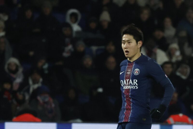 El jugador del PSG Lee Kang-In celebra el 1-0 durante el partido de la Ligue 1 que han jugado Paris Saint Germain (PSG) y Le Havre, en Parc des Princes de Paris, Francia. EFE/EPA/MOHAMMED BADRA