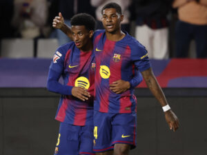 El delantero del Barcelona Marcus Rashford (d) celebra su gol, tercero del equipo ante el Elche, durante el partido de LaLiga entre el FC Barcelona y el Elche CF, este domingo en el estadio Olímpico Lluis Companys. EFE/Andreu Dalmau