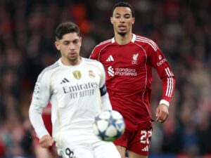 Hugo Ekitike (s) y Federico Valverde durante el partido de la UEFA Champions League que han jugado Liverpool FC y Real Madrid, en Liverpool, Reino Unido. EFE/EPA/ADAM VAUGHAN