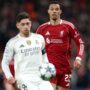 Hugo Ekitike (s) y Federico Valverde durante el partido de la UEFA Champions League que han jugado Liverpool FC y Real Madrid, en Liverpool, Reino Unido. EFE/EPA/ADAM VAUGHAN