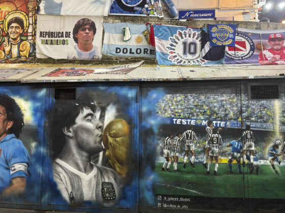 "Como si hubiera muerto un familiar", confiesa el napolitano Luigi al recordar la muerte de Diego Armando Maradona hace cinco años, un sentimiento que se extiende por toda Nápoles (sur), repleta de homenajes al astro argentino y donde el pesar por su pérdida se mantiene todavía hoy entre aficionados de todas las generaciones.EFE/ Carlos Expósito