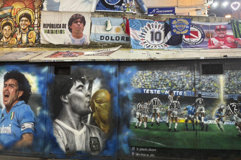 "Como si hubiera muerto un familiar", confiesa el napolitano Luigi al recordar la muerte de Diego Armando Maradona hace cinco años, un sentimiento que se extiende por toda Nápoles (sur), repleta de homenajes al astro argentino y donde el pesar por su pérdida se mantiene todavía hoy entre aficionados de todas las generaciones.EFE/ Carlos Expósito