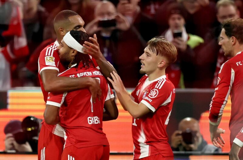 El jugador del Bayern Múnich Serge Gnabry celbra el 1-0 con sus compañeros durante el partido de la Bundesliga que han jugado FC Bayern Munich y Bayer 04 Leverkusen, en Múnich, Alemania. EFE/EPA/RONALD WITTEK