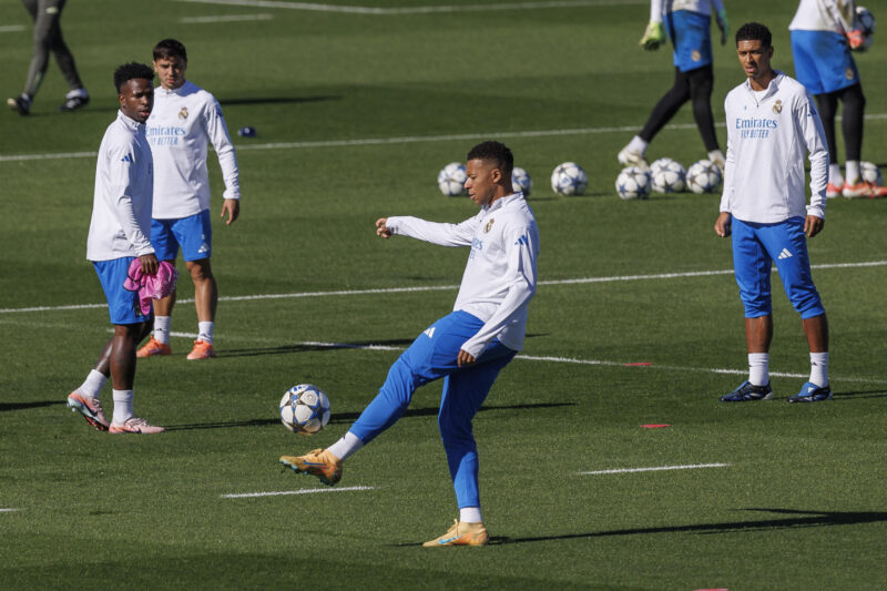 Xabi Alonso sobre las críticas: "Es innecesario darle más peso" El delantero del Real Madrid Kylian Mbappé durante el entrenamiento realizado en la Ciudad Deportiva de Valdebebas, donde el equipo prepara el partido de Liga de Campeones que disputará ante el Liverpool. EFE/Rodrigo Jiménez