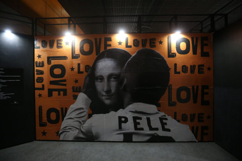 Montaje gráfico de Pelé con la Gioconda que se exhibe en el Museo Pelé, situado en la ciudad brasileña de Santos. EFE/ Guilherme Dionizio