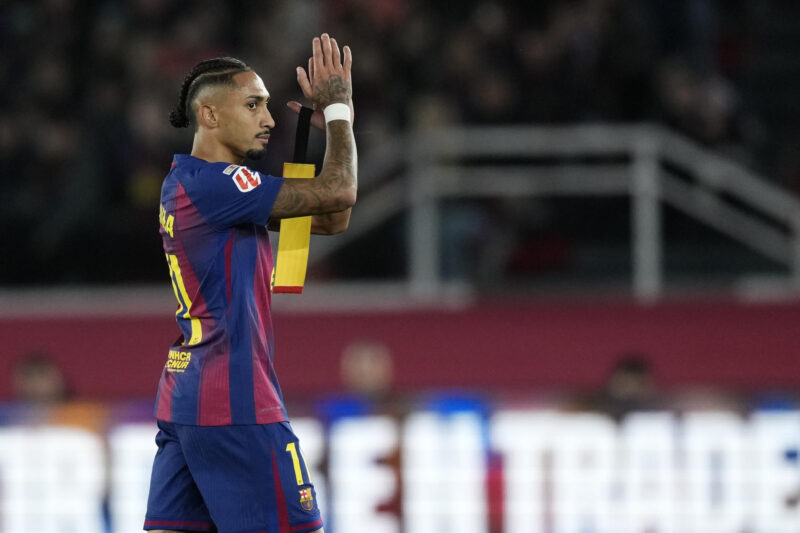 Dani Olmo le da el liderato al Barcelona con doblete El delantero brasilero del Barcelona Raphinha abandona el terreno de juego durante el partido de LaLiga EA Sports, entre FC Barcelona y Deportivo Alavés, celebrado en el estadio Camp Nou de Barcelona. EFE/ Enric Fontcuberta