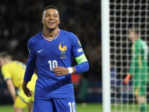 Kylian Mbappe celebra el tercer gol de Francia. EFE
