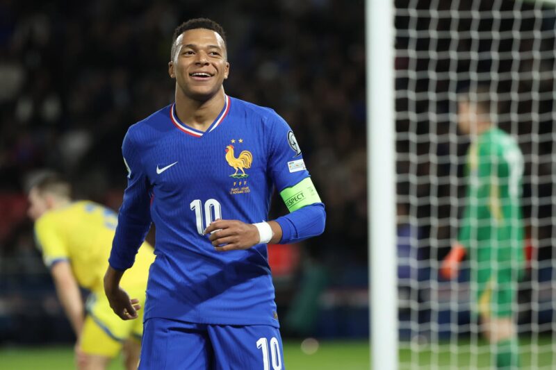 Kylian Mbappe celebra el tercer gol de Francia. EFE