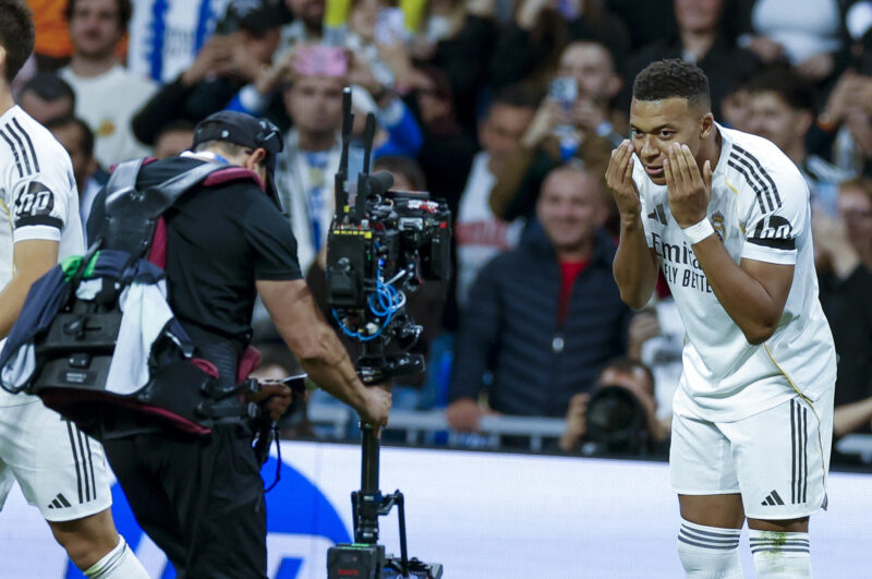 El delantero del Real Madrid Kylian Mbappé celebra su gol, primero del equipo blanco, durante el partido de la jornada 11 de LaLiga que Real Madrid y Valencia CF disputan este sábado en el estadio Santiago Bernabéu. EFE/Javier Lizón