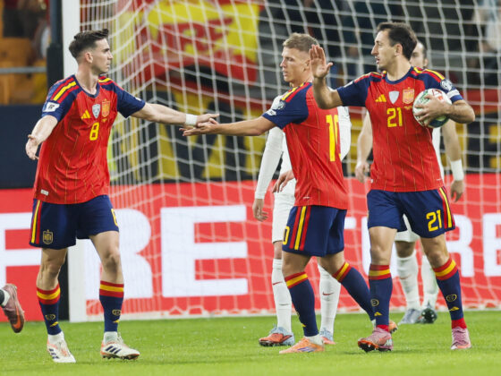 El delantero de España, Mikel Oyarzabal (d), tras conseguir el segundo gol del combinado español durante el encuentro correspondiente a la fase de clasificación para el Mundial 2026 que disputan hoy martes España y Turquía en el estadio de La Cartuja, en Sevilla. EFE / José Manuel Vidal.