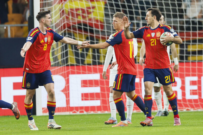 El delantero de España, Mikel Oyarzabal (d), tras conseguir el segundo gol del combinado español durante el encuentro correspondiente a la fase de clasificación para el Mundial 2026 que disputan hoy martes España y Turquía en el estadio de La Cartuja, en Sevilla. EFE / José Manuel Vidal.