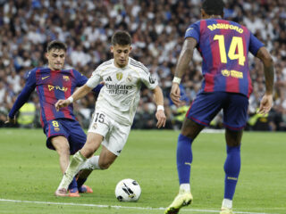Arda Guler durante el partido de la décima jornada de LaLiga EA Sports entre Real Madrid y Barcelona en el estadio Santiago Bernabéu. Imagen de archivo. EFE Chema Moya