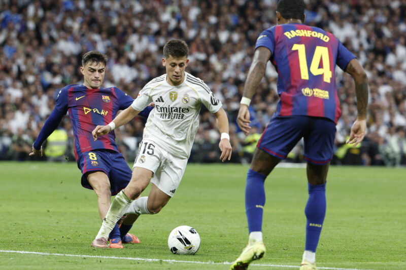 Arda Guler durante el partido de la décima jornada de LaLiga EA Sports entre Real Madrid y Barcelona en el estadio Santiago Bernabéu. Imagen de archivo. EFE Chema Moya