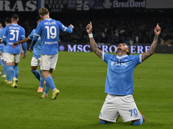 El jugador del Napoli Noa Lang celebra el 3-0 durante el partido de la Serie A que han jugado SSC Napoli y Atalanta BC en el Diego Armando Maradona Stadiumde Nápoles, Italia. EFE/EPA/CIRO FUSCO