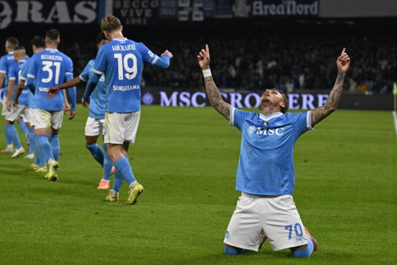 El jugador del Napoli Noa Lang celebra el 3-0 durante el partido de la Serie A que han jugado SSC Napoli y Atalanta BC en el Diego Armando Maradona Stadiumde Nápoles, Italia. EFE/EPA/CIRO FUSCO