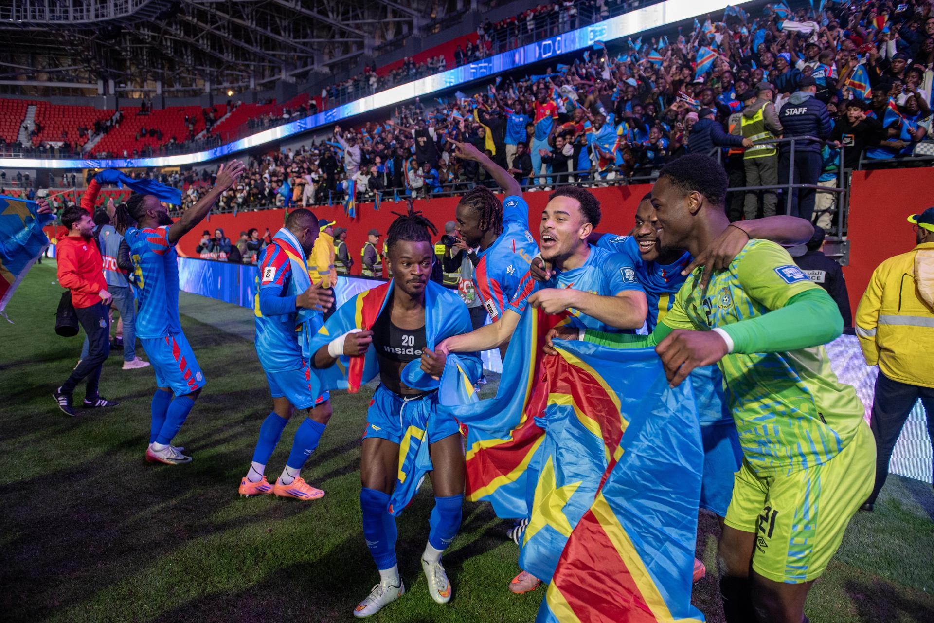 EE. UU. exige estricto aislamiento de 21 días a RD Congo por Ébola Los jugadores de la RD del Congo celebran la clasificación a la repesca intercontinental del Mundial 2026 tras derrotar en la tanda de penaltis a Nigeria. EFE/EPA/JALAL MORCHIDI