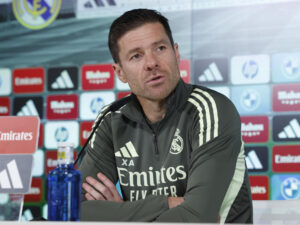 El entrenador del Real Madrid, Xabi Alonso, durante la rueda de prensa tras el entrenamiento realizado este sábado en la Ciudad Deportiva de Valdebebas para preparar el partido de Liga de mañana frente al Elche. EFE/J.J. Guillén