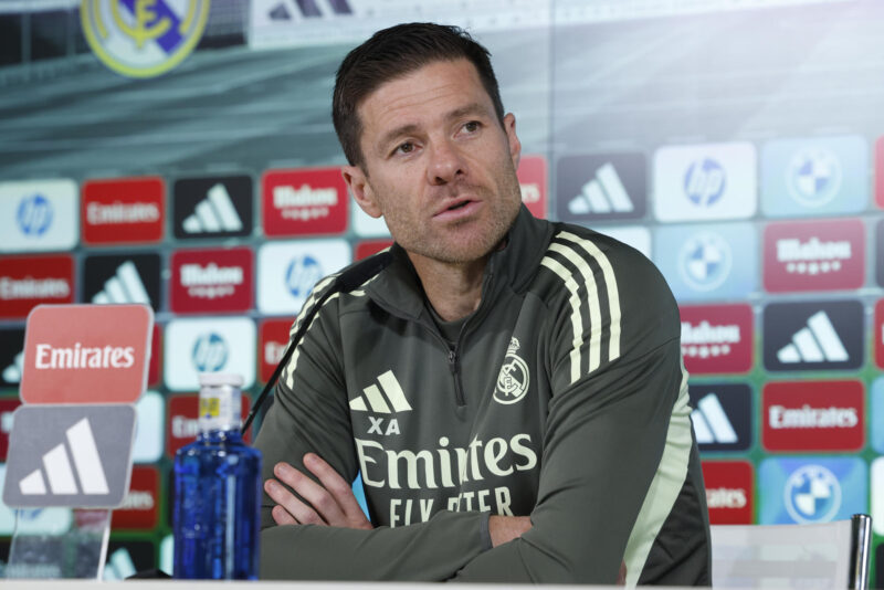 El entrenador del Real Madrid, Xabi Alonso, durante la rueda de prensa tras el entrenamiento realizado este sábado en la Ciudad Deportiva de Valdebebas para preparar el partido de Liga de mañana frente al Elche. EFE/J.J. Guillén