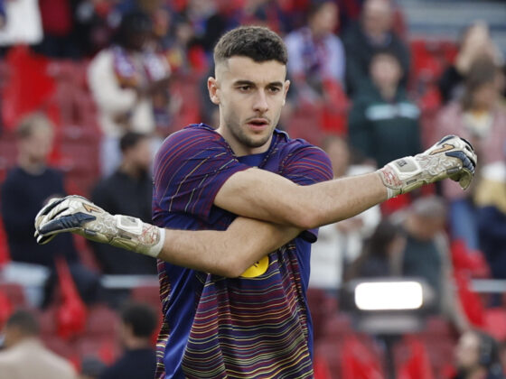 El guardameta del Barcelona, Joan García, calienta antes del partido de LaLiga entre FC Barcelona y Deportivo Alavés en el estadio Camp Nou de Barcelona. EFE/ Alberto Estevez