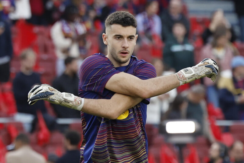 El guardameta del Barcelona, Joan García, calienta antes del partido de LaLiga entre FC Barcelona y Deportivo Alavés en el estadio Camp Nou de Barcelona. EFE/ Alberto Estevez