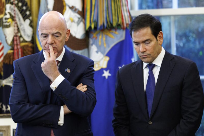 El presidente de la FIFA, Gianni Infantino (i), y el secretario de Estado de EE.UU., Marco Rubio, asisten a una reunión con el presidente de EE.UU., Trump. EFE/EPA/WILL OLIVER / POOL