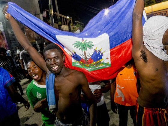 Miles de haitianos celebraron hasta la madrugada de este miércoles en las calles de Puerto Príncipe la clasificación de su selección absoluta de fútbol para el Mundial que en 2026 organizarán Estados Unidos, Canadá y México.EFE/ Mentor David Lorens