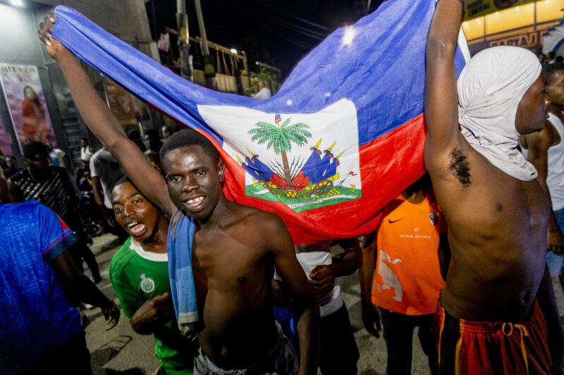 Miles de haitianos celebraron hasta la madrugada de este miércoles en las calles de Puerto Príncipe la clasificación de su selección absoluta de fútbol para el Mundial que en 2026 organizarán Estados Unidos, Canadá y México.EFE/ Mentor David Lorens