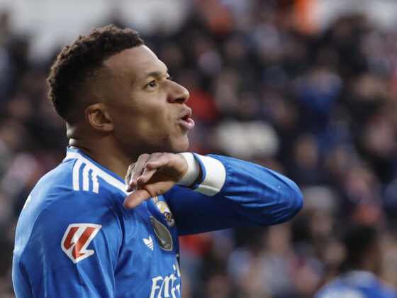 El delantero del Real Madrid Kylian Mbappé, durante el partido de la jornada 12 de LaLiga EA Sports que Rayo Vallecano y Real Madrid disputaron en el Estadio de Vallecas, en la capital española. EFE/Sergio Pérez