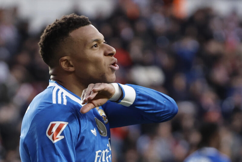 El delantero del Real Madrid Kylian Mbappé, durante el partido de la jornada 12 de LaLiga EA Sports que Rayo Vallecano y Real Madrid disputaron en el Estadio de Vallecas, en la capital española. EFE/Sergio Pérez