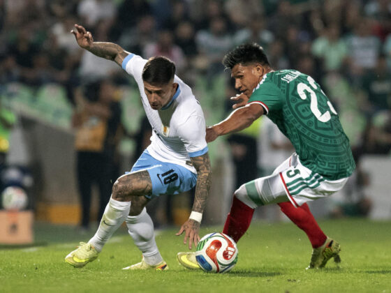 Jesús Gallardo (d), de México disputa un balón con Brian Rodríguez (i), de Uruguay, durante un partido amistoso entre Uruguay y México en el estadio Corona en Torreón (México). EFE/Antonio Ojeda
