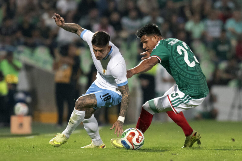 Jesús Gallardo (d), de México disputa un balón con Brian Rodríguez (i), de Uruguay, durante un partido amistoso entre Uruguay y México en el estadio Corona en Torreón (México). EFE/Antonio Ojeda