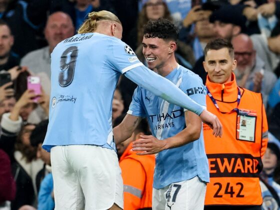 Los jugadores del City Phil Foden y Erling Haaland celebran un gol durante del partido de la cuarta jornada de la UEFA Champions League en Manchester, Reino Unido. EFE/EPA/ADAM VAUGHAN