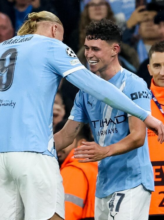 Los jugadores del City Phil Foden y Erling Haaland celebran un gol durante del partido de la cuarta jornada de la UEFA Champions League en Manchester, Reino Unido. EFE/EPA/ADAM VAUGHAN