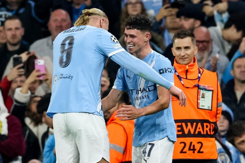 Los jugadores del City Phil Foden y Erling Haaland celebran un gol durante del partido de la cuarta jornada de la UEFA Champions League en Manchester, Reino Unido. EFE/EPA/ADAM VAUGHAN