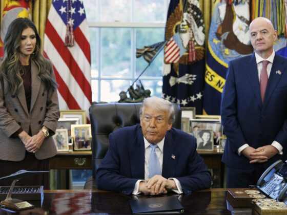 La secretaria de Seguridad Nacional de EE.UU., Kristi Noem (i), y el presidente de la FIFA, Gianni Infantino (d), asisten a una reunión con el presidente de EE.UU., Donald Trump (C). EFE/EPA/WILL OLIVER / POOL