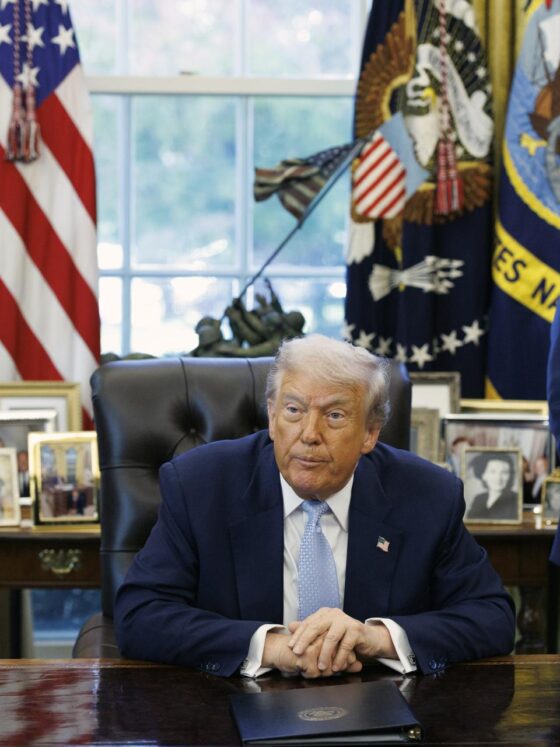 La secretaria de Seguridad Nacional de EE.UU., Kristi Noem (i), y el presidente de la FIFA, Gianni Infantino (d), asisten a una reunión con el presidente de EE.UU., Donald Trump (C). EFE/EPA/WILL OLIVER / POOL