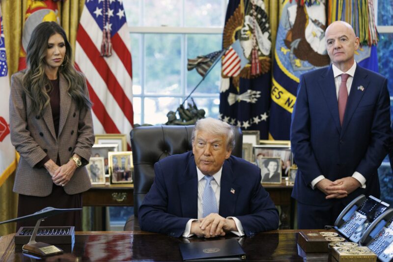 La secretaria de Seguridad Nacional de EE.UU., Kristi Noem (i), y el presidente de la FIFA, Gianni Infantino (d), asisten a una reunión con el presidente de EE.UU., Donald Trump (C). EFE/EPA/WILL OLIVER / POOL