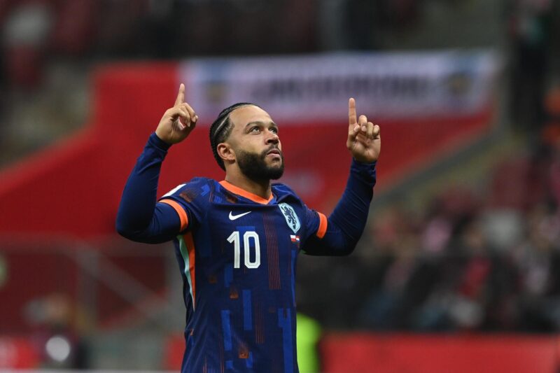 Memphis Depay (R) de Países Bajos celebra su gol durante el partido de clasificación para el Mundial de 2026 contra Polonia. EFE/EPA/Piotr Nowak