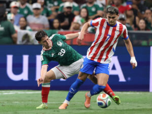 Mateo Chávez (i) de México, disputa un balón con Ramón Sosa, de Paraguay, en un partido amistoso entre México y Paraguay en el Alamodome en San Antonio (Estados Unidos). EFE/Carlos Ramírez