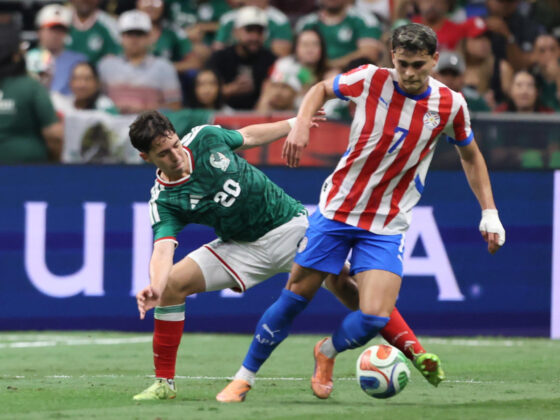 Mateo Chávez (i) de México, disputa un balón con Ramón Sosa, de Paraguay, en un partido amistoso entre México y Paraguay en el Alamodome en San Antonio (Estados Unidos). EFE/Carlos Ramírez