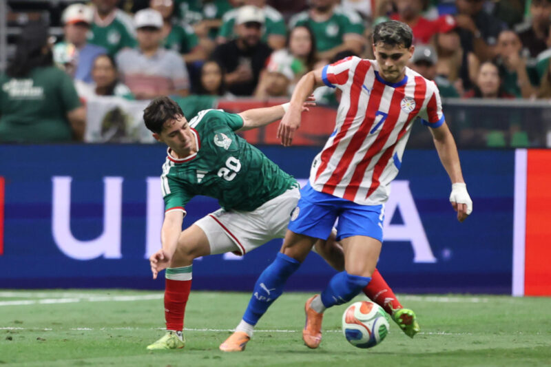 Mateo Chávez (i) de México, disputa un balón con Ramón Sosa, de Paraguay, en un partido amistoso entre México y Paraguay en el Alamodome en San Antonio (Estados Unidos). EFE/Carlos Ramírez